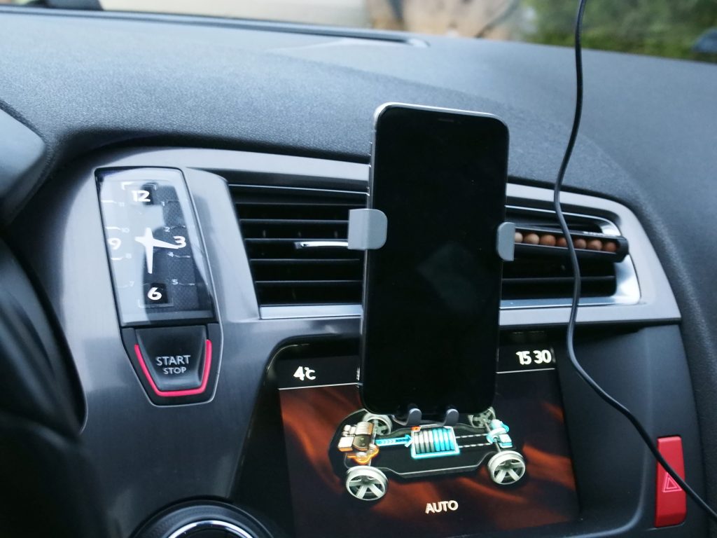 At last I found a good smartphone holder in the supply, thanks to Xiaomi!